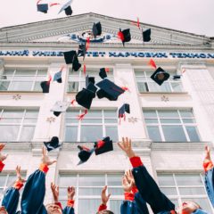 15 věcí o životě po vysoké škole, o kterých vám váš řečník na promoci neřekne