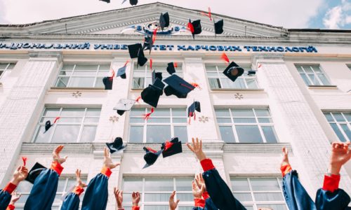 15 věcí o životě po vysoké škole, o kterých vám váš řečník na promoci neřekne